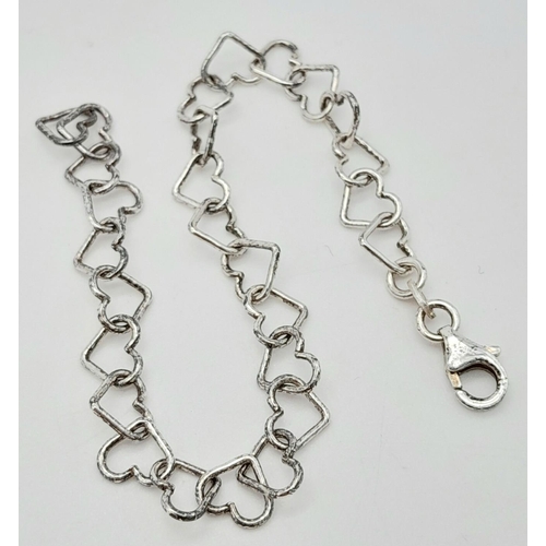 642 - STERLING SILVER HEART BRACELET. 3.27G IN WEIGHT. APPROX 16CM IN LENGTH.
Ref: 5202 / 5236.