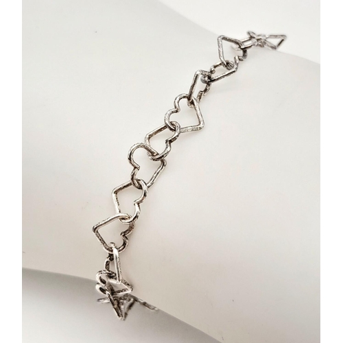 642 - STERLING SILVER HEART BRACELET. 3.27G IN WEIGHT. APPROX 16CM IN LENGTH.
Ref: 5202 / 5236.