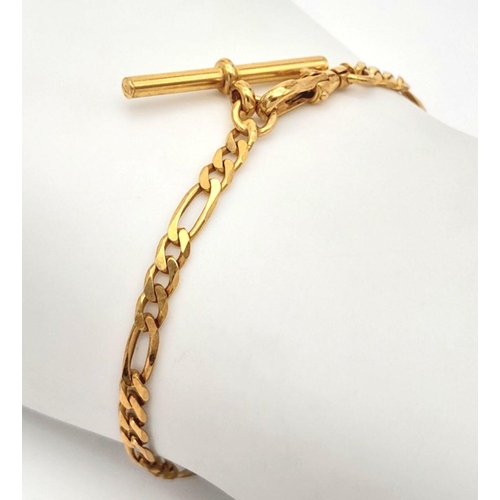 121 - A 9K Yellow Gold Figaro Link Bracelet in an Albert Chain Design. 18cm. 4.9 grams in total weight.