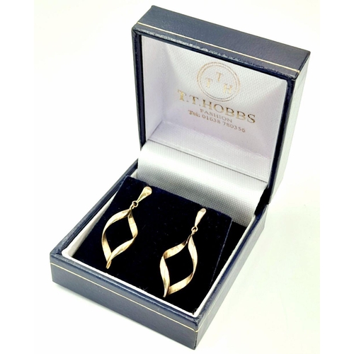 146 - An elegant pair of 9 CARAT GOLD EARRINGS. Drop style complete without GOLD BACKS. Condition new and ... 