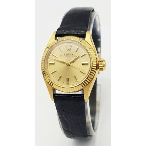 45 - A LADIES ROLEX OYSTER PERPETUAL IN 18K GOLD WITH THE ORIGINAL ROLEX BLACK LEATHER STRAP.    26mm