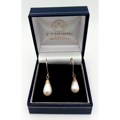 497 - Classic Pair of 9 carat GOLD PEARL DROP  EARRINGS. Complete with jewellers ring box.