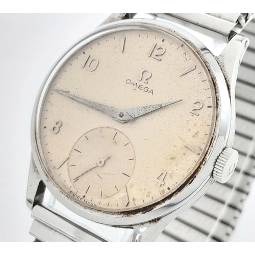 63 - Gentlemans Vintage 1950’s OMEGA WRISTWATCH. Finished in stainless steel with expandable bracelet. Su... 