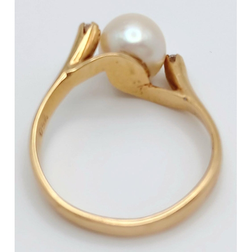 88 - An 18K Yellow Gold Pearl and Diamond Twist Ring. Size M/N. 3.3g total weight.