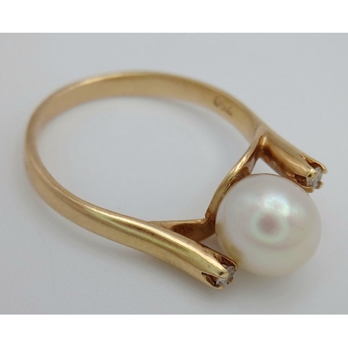 88 - An 18K Yellow Gold Pearl and Diamond Twist Ring. Size M/N. 3.3g total weight.