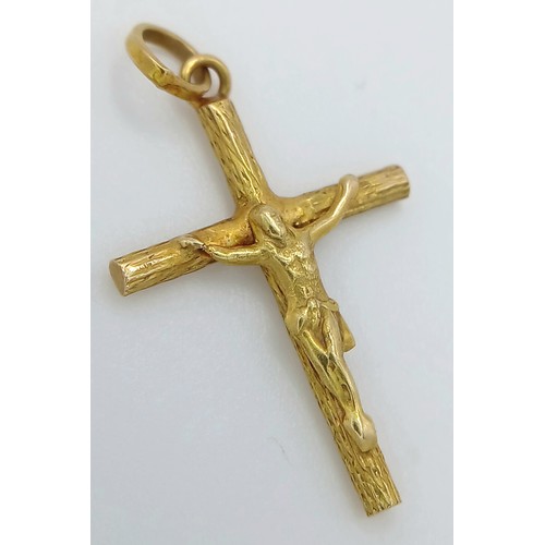 426 - An 18K Yellow Gold Crucifix Pendant. 25mm. 1.3g weight.