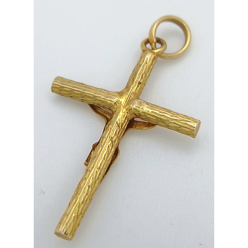 426 - An 18K Yellow Gold Crucifix Pendant. 25mm. 1.3g weight.