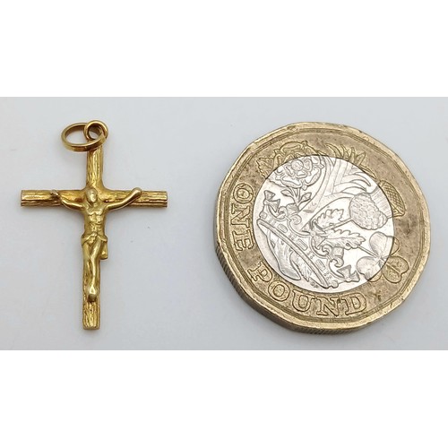 426 - An 18K Yellow Gold Crucifix Pendant. 25mm. 1.3g weight.