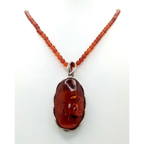 1505 - An Amber pendant in 925 silver settings. Completed with Amber beads necklace. Total weight 19G. Tota... 