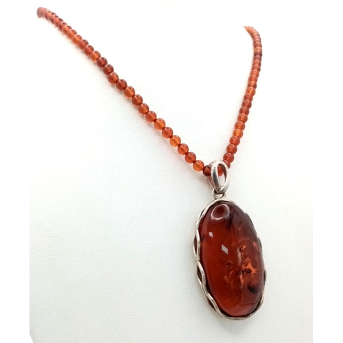 1505 - An Amber pendant in 925 silver settings. Completed with Amber beads necklace. Total weight 19G. Tota... 