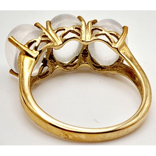 188 - Impressive 9 carat GOLD and TRIPLE MOONSTONE RING. Full UK hallmark. 3.67 grams. Size M 1/2 - N.