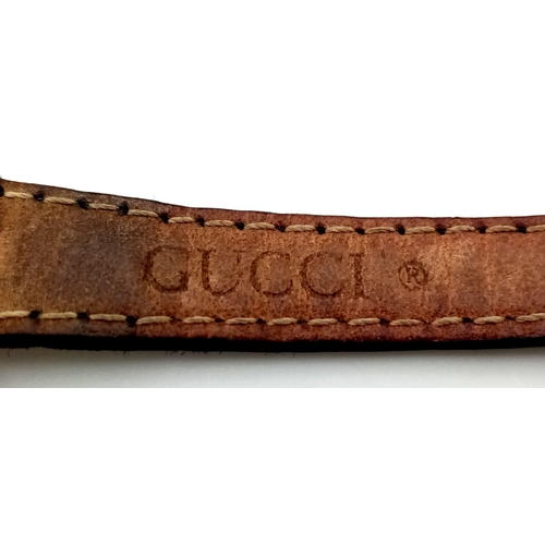 491 - A Designer Gucci Ladies Quartz Watch. Black leather strap with original Gucci clasp. Gold plated and... 