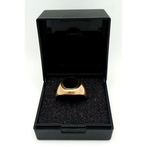 602 - Vintage GOLD and BLACK ONYX SIGNET RING. Full UK hallmark. Complete with ring box. 3.38 grams. Size ... 