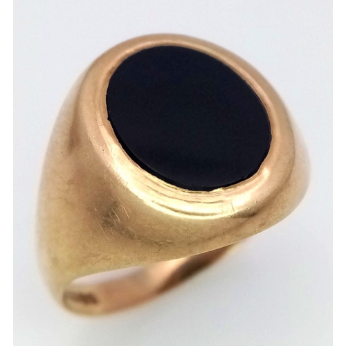 602 - Vintage GOLD and BLACK ONYX SIGNET RING. Full UK hallmark. Complete with ring box. 3.38 grams. Size ... 