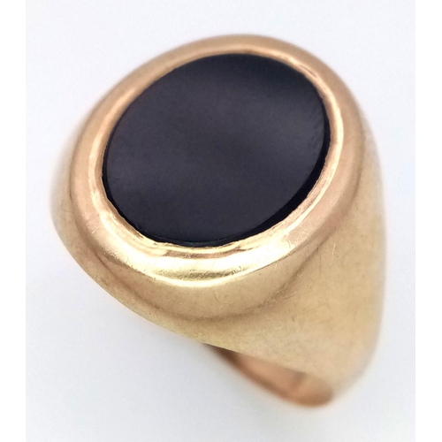 602 - Vintage GOLD and BLACK ONYX SIGNET RING. Full UK hallmark. Complete with ring box. 3.38 grams. Size ... 