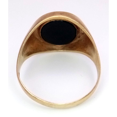 602 - Vintage GOLD and BLACK ONYX SIGNET RING. Full UK hallmark. Complete with ring box. 3.38 grams. Size ... 