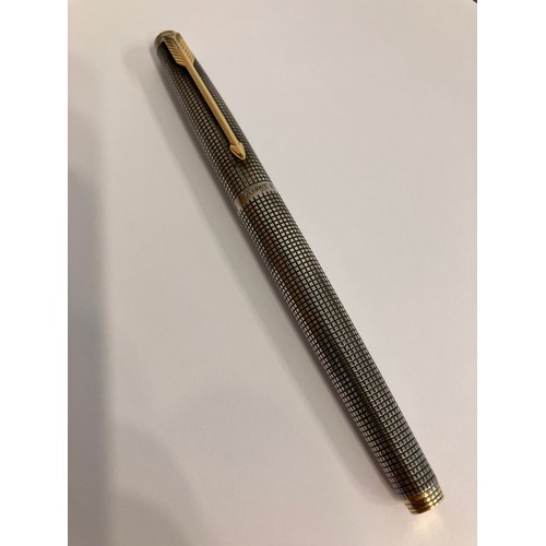 91 - Vintage SILVER PARKER FOUNTAIN PEN. CISELE MODEL. 14 CARAT GOLD NIB. Excellent condition.