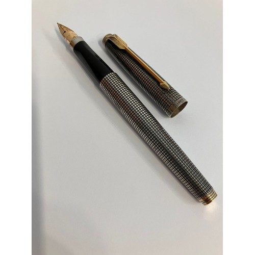 91 - Vintage SILVER PARKER FOUNTAIN PEN. CISELE MODEL. 14 CARAT GOLD NIB. Excellent condition.