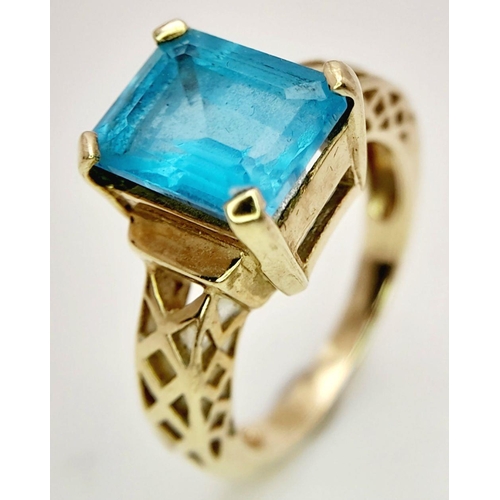 174 - Impressive 9 carat GOLD and SWISS BLUE TOPAZ RING. Having an Emerald cut 3.38 carat Blue Topaz Solit... 