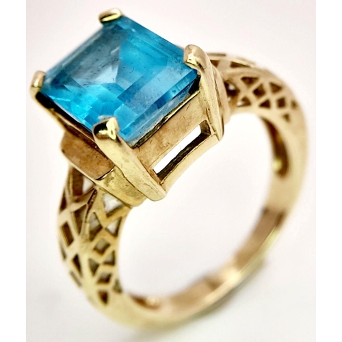 174 - Impressive 9 carat GOLD and SWISS BLUE TOPAZ RING. Having an Emerald cut 3.38 carat Blue Topaz Solit... 