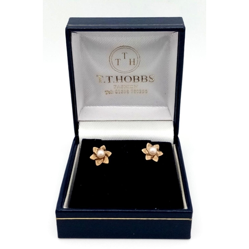 665 - Extremely pretty pair of 9 carat GOLD STUD EARRINGS. Star/floral shape having seed pearl Centre. Com... 