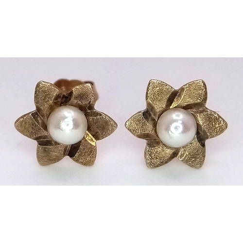 665 - Extremely pretty pair of 9 carat GOLD STUD EARRINGS. Star/floral shape having seed pearl Centre. Com... 