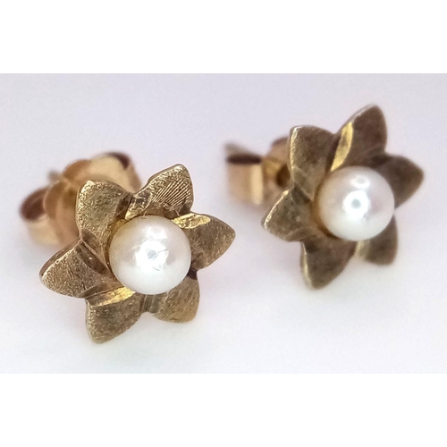 665 - Extremely pretty pair of 9 carat GOLD STUD EARRINGS. Star/floral shape having seed pearl Centre. Com... 