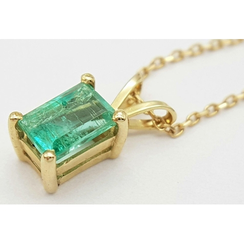 624 - An 18K Gold and Emerald Pendant on an 18K Gold Disappearing Necklace. 10mm and 44cm. 1.7g total weig... 