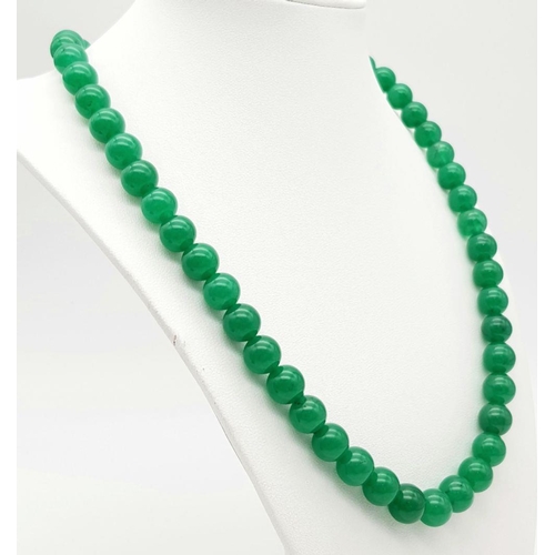 1513 - A Green Jade Bead Necklace. 10mm beads. 46cm length.