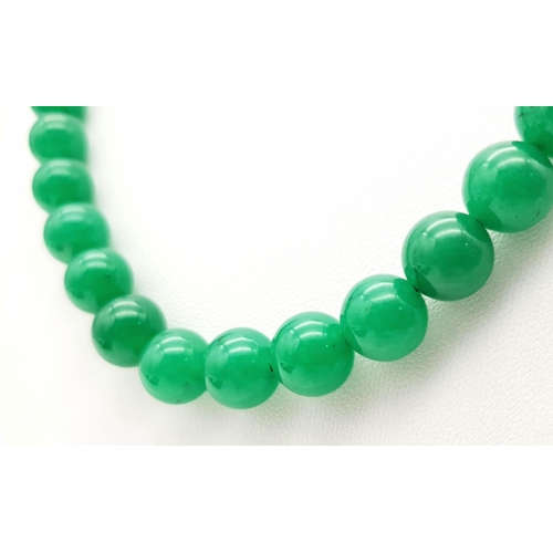 1513 - A Green Jade Bead Necklace. 10mm beads. 46cm length.