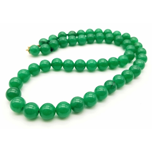 1513 - A Green Jade Bead Necklace. 10mm beads. 46cm length.