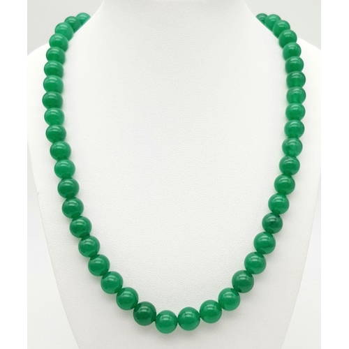 1513 - A Green Jade Bead Necklace. 10mm beads. 46cm length.