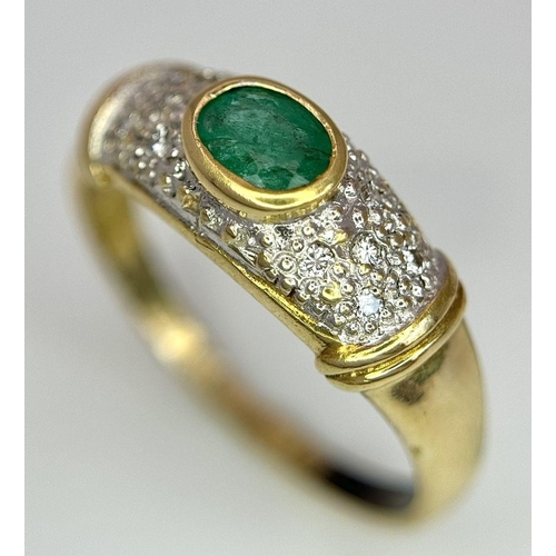 118 - AN 18K YELLOW GOLD DIAMOND & EMERALD RING 5.6G TOTAL WEIGHT, SIZE T 1/2.

ref: SC 9081