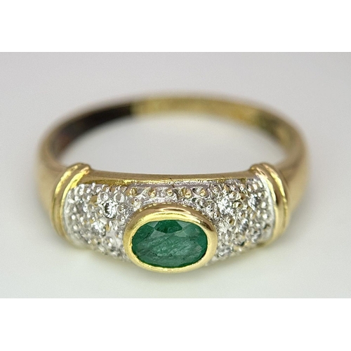 118 - AN 18K YELLOW GOLD DIAMOND & EMERALD RING 5.6G TOTAL WEIGHT, SIZE T 1/2.

ref: SC 9081