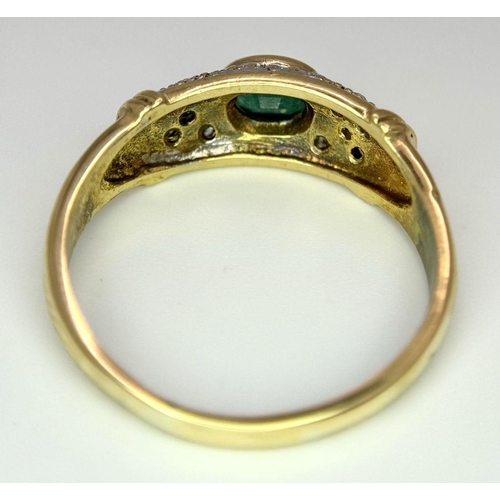 118 - AN 18K YELLOW GOLD DIAMOND & EMERALD RING 5.6G TOTAL WEIGHT, SIZE T 1/2.

ref: SC 9081