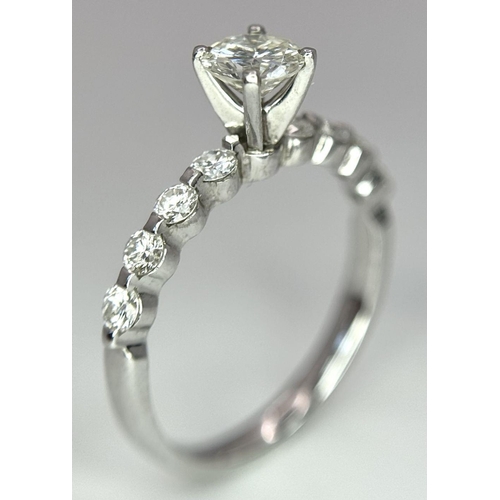 27 - A 14K WHITE GOLD DIAMOND SOLITAIRE RING WITH DIAMOND SHOULDERS - 0.50CT ROUND BRILIANT DIAMOND WITH ... 