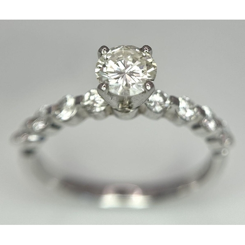 27 - A 14K WHITE GOLD DIAMOND SOLITAIRE RING WITH DIAMOND SHOULDERS - 0.50CT ROUND BRILIANT DIAMOND WITH ... 