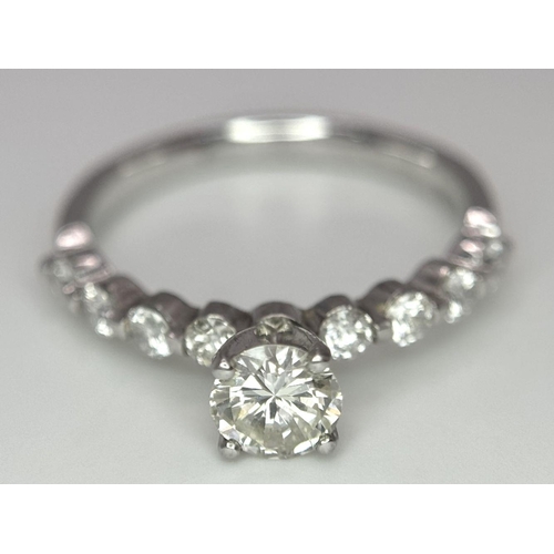 27 - A 14K WHITE GOLD DIAMOND SOLITAIRE RING WITH DIAMOND SHOULDERS - 0.50CT ROUND BRILIANT DIAMOND WITH ... 