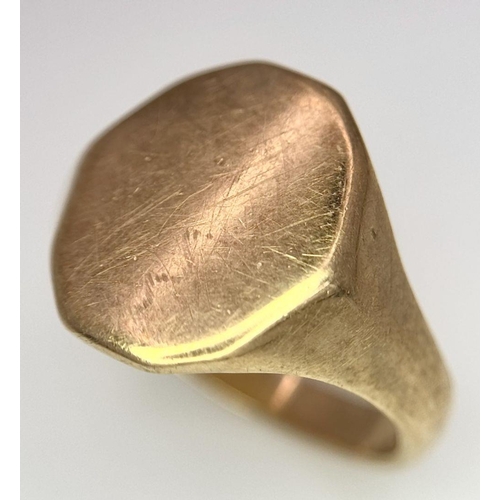 15 - A Vintage 9K Yellow Gold Signet Ring. Size R. 5.6g.