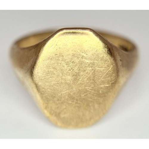 15 - A Vintage 9K Yellow Gold Signet Ring. Size R. 5.6g.