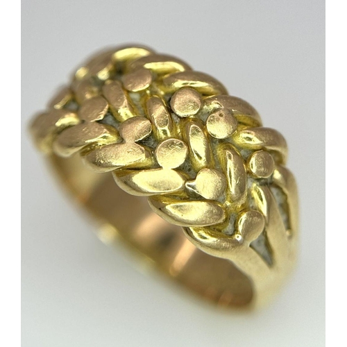 29 - A Vintage 18K Yellow Gold Keeper Ring. Size O. 7.4g.