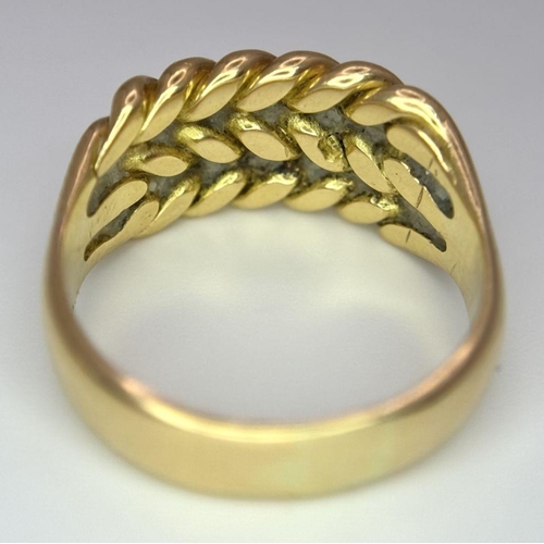 29 - A Vintage 18K Yellow Gold Keeper Ring. Size O. 7.4g.