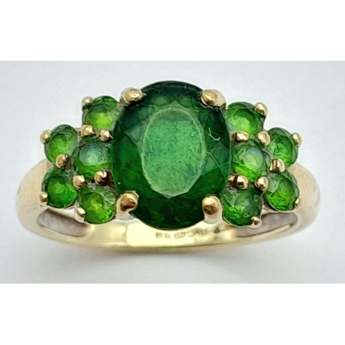 147 - Impressive 9 carat GOLD RING set with GREEN DIOPSIDE and EMERALD GEMSTONES. Fully hallmarked. 2.3 gr... 