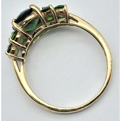 147 - Impressive 9 carat GOLD RING set with GREEN DIOPSIDE and EMERALD GEMSTONES. Fully hallmarked. 2.3 gr... 