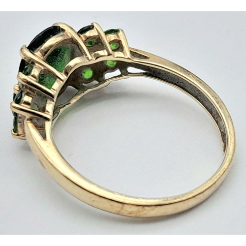 147 - Impressive 9 carat GOLD RING set with GREEN DIOPSIDE and EMERALD GEMSTONES. Fully hallmarked. 2.3 gr... 