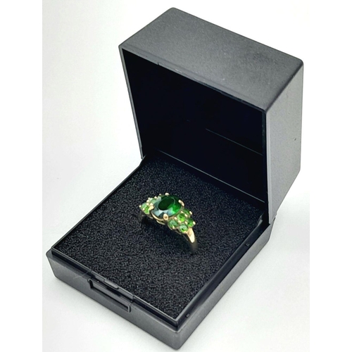 147 - Impressive 9 carat GOLD RING set with GREEN DIOPSIDE and EMERALD GEMSTONES. Fully hallmarked. 2.3 gr... 