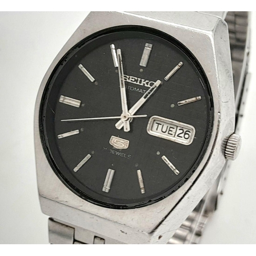 247 - A Vintage Seiko 5 21 Jewels Automatic Gents Watch. Stainless steel bracelet and case - 36mm. Black d... 