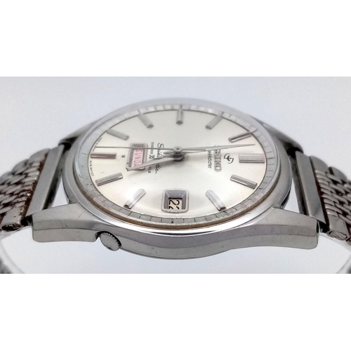 64 - An Ultra Collectible Vintage Seiko Weekdater Automatic Gents Watch. Stainless steel bracelet and cas... 