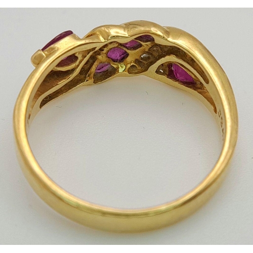 123 - AN 18K YELLOW GOLD DIAMOND & RUBY RING STUNNING HEART SHAPED RUBIES AT END 3.5G TOTAL WEIGHT, SIZE L... 