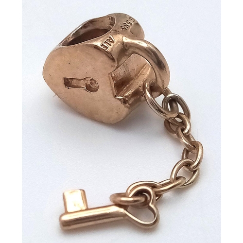 214 - A PANDORA 14K YELLOW GOLD HEART AND KEY CHARM 3G TOTAL WEIGHT.

ref: SC 1077